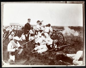 1917年にニューヨークのフィッシャーズアイランドで銃と大砲との模擬戦闘に関与したニューヨーク海軍予備役の兵士の以前の写真のコピー写真（銀ゼラチンプリント）